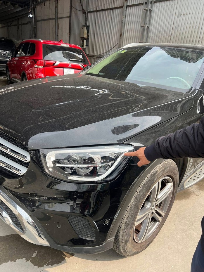 Công an vào cuộc vụ xe Mercedes bị cào xước, bẻ gương, đập kính khi đỗ trước một trung tâm tiếng Anh - Ảnh 2.