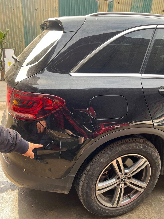 Công an vào cuộc vụ xe Mercedes bị cào xước, bẻ gương, đập kính khi đỗ trước một trung tâm tiếng Anh - Ảnh 1.