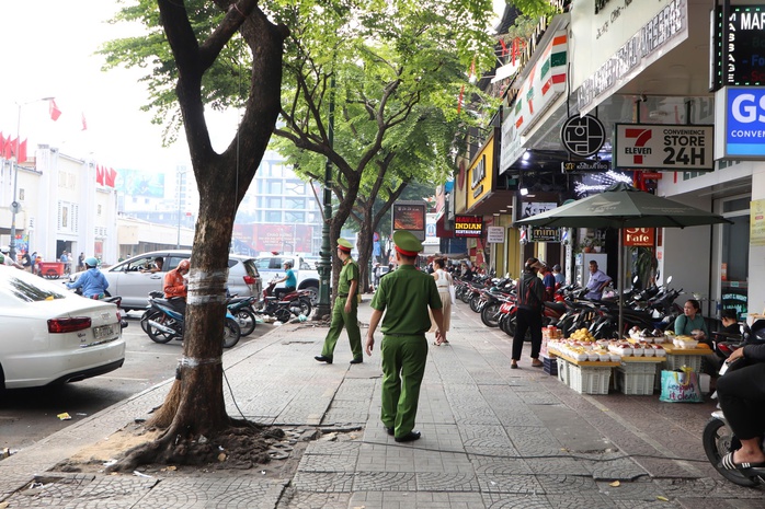 Lập lại trật tự l&ograve;ng đường, vỉa h&egrave;: Bạn đọc "chỉ điểm" nhiều khu vực cần xử l&yacute; - Ảnh 1.