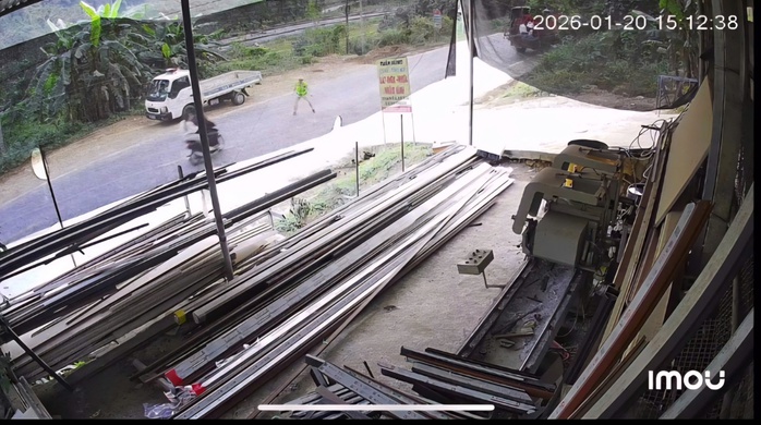 Thượng úy CSGT bị xe tông khi làm nhiệm vụ trên đường Hồ Chí Minh - Ảnh 1. Thượng úy CSGT bị xe tông khi làm nhiệm vụ trên đường Hồ Chí Minh - Ảnh 1.