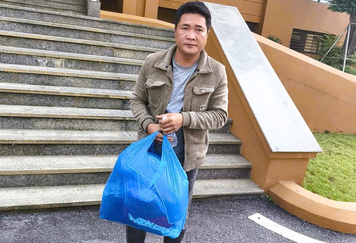 2 thanh ni&ecirc;n trộm g&oacute;i h&agrave;ng h&oacute;a tr&ecirc;n xe kh&aacute;ch, b&ecirc;n trong c&oacute; gần 8 tỉ đồng - Ảnh 1.