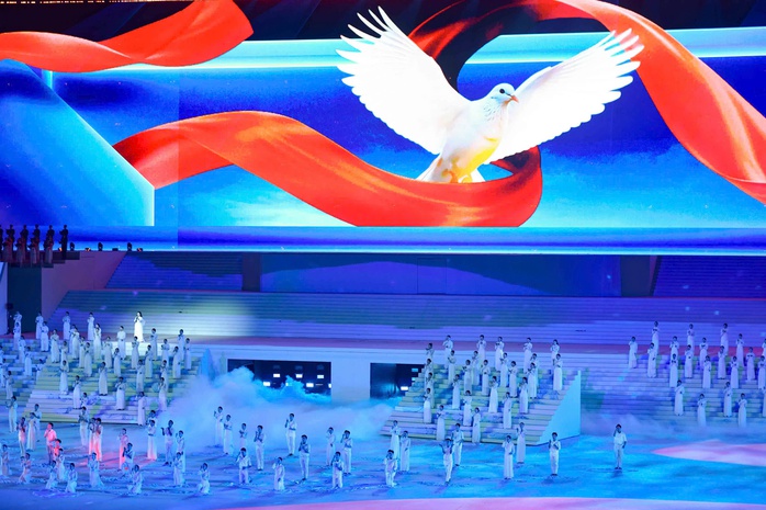 Tổng B&iacute; thư T&ocirc; L&acirc;m dự chương tr&igrave;nh nghệ thuật đặc biệt "Dưới l&aacute; cờ vẻ vang của Đảng" - Ảnh 12.