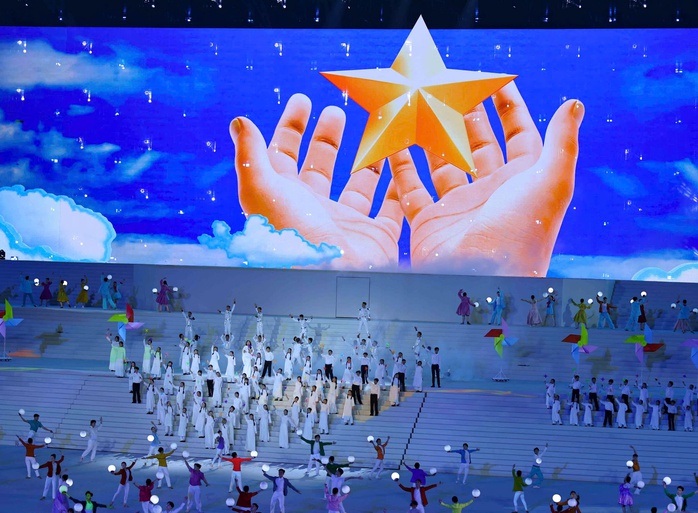 Tổng B&iacute; thư T&ocirc; L&acirc;m dự chương tr&igrave;nh nghệ thuật đặc biệt "Dưới l&aacute; cờ vẻ vang của Đảng" - Ảnh 11.