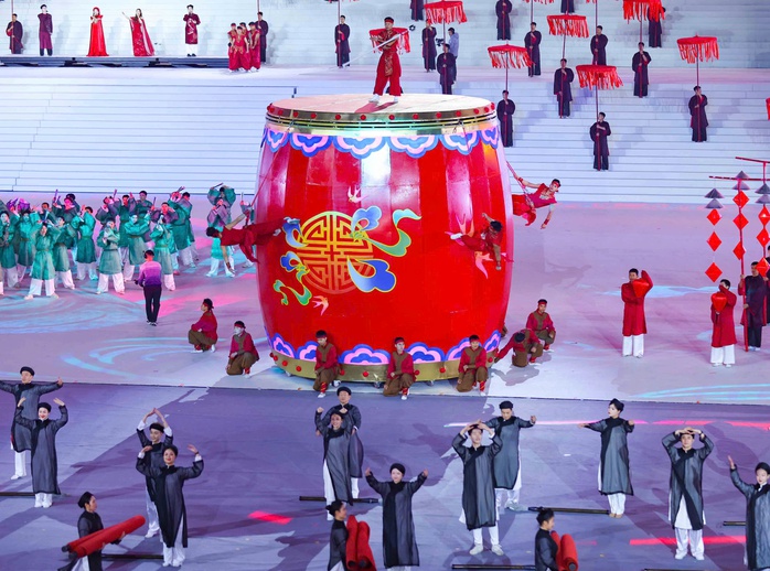 Tổng B&iacute; thư T&ocirc; L&acirc;m dự chương tr&igrave;nh nghệ thuật đặc biệt "Dưới l&aacute; cờ vẻ vang của Đảng" - Ảnh 10.