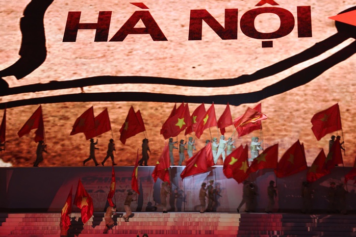 Tổng B&iacute; thư T&ocirc; L&acirc;m dự chương tr&igrave;nh nghệ thuật đặc biệt "Dưới l&aacute; cờ vẻ vang của Đảng" - Ảnh 9.