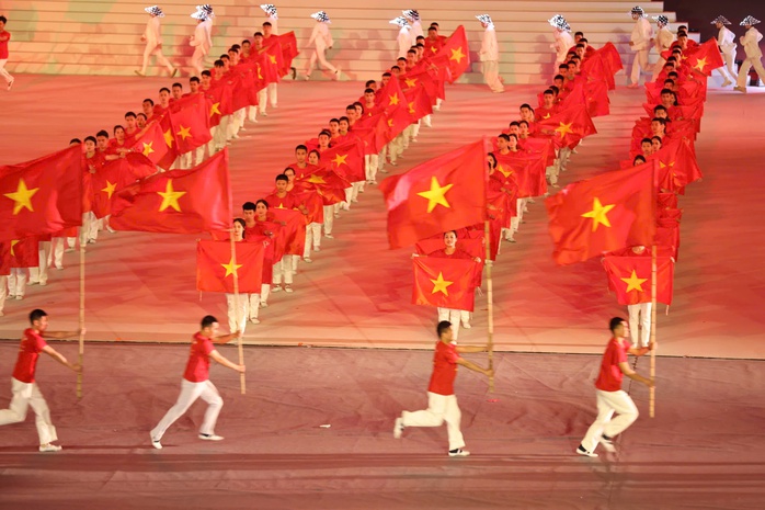 Tổng B&iacute; thư T&ocirc; L&acirc;m dự chương tr&igrave;nh nghệ thuật đặc biệt "Dưới l&aacute; cờ vẻ vang của Đảng" - Ảnh 6.