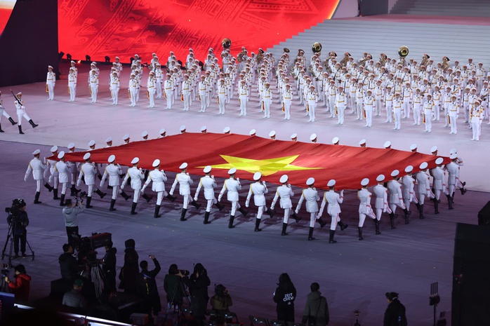 Tổng B&iacute; thư T&ocirc; L&acirc;m dự chương tr&igrave;nh nghệ thuật đặc biệt "Dưới l&aacute; cờ vẻ vang của Đảng" - Ảnh 5.