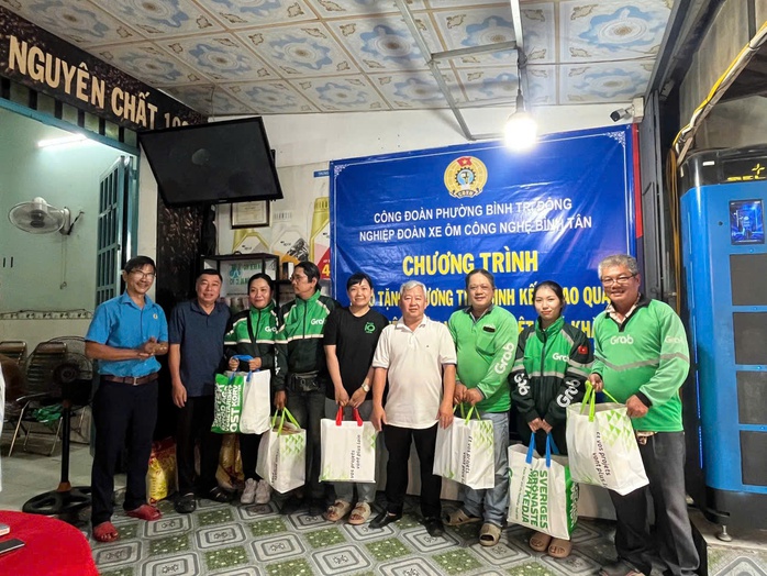 T&agrave;i xế xe &ocirc;m rơi nước mắt v&igrave; được tặng xe m&aacute;y l&agrave;m &ldquo;cần c&acirc;u cơm&rdquo; - Ảnh 2.