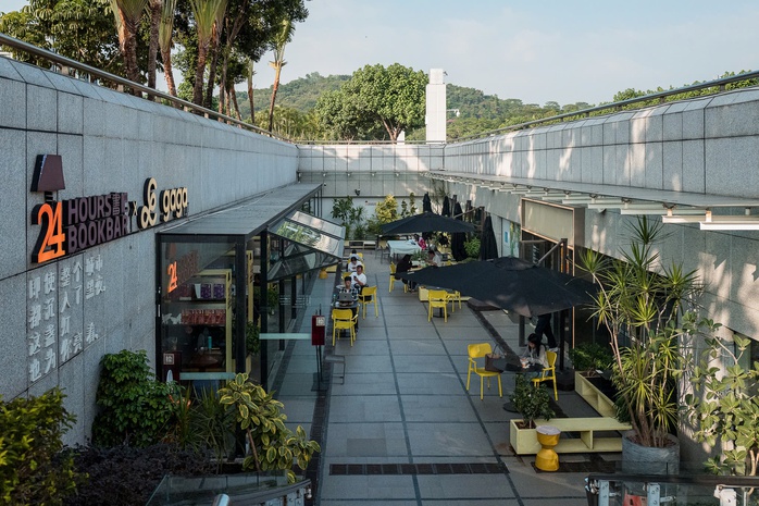 Thành phố của những tiệm sách không ngủ - Ảnh 1.