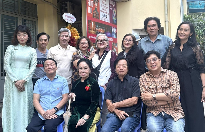 Nghệ sĩ tề tựu chúc mừng Tọa đàm "Kỳ nữ Kim Cương với thoại kịch miền Nam" - Ảnh 1.