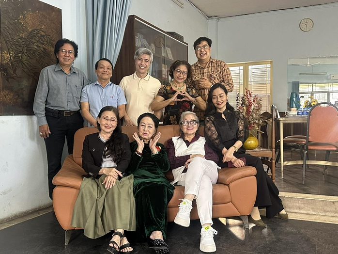 Nghệ sĩ tề tựu chúc mừng Tọa đàm "Kỳ nữ Kim Cương với thoại kịch miền Nam" - Ảnh 4.