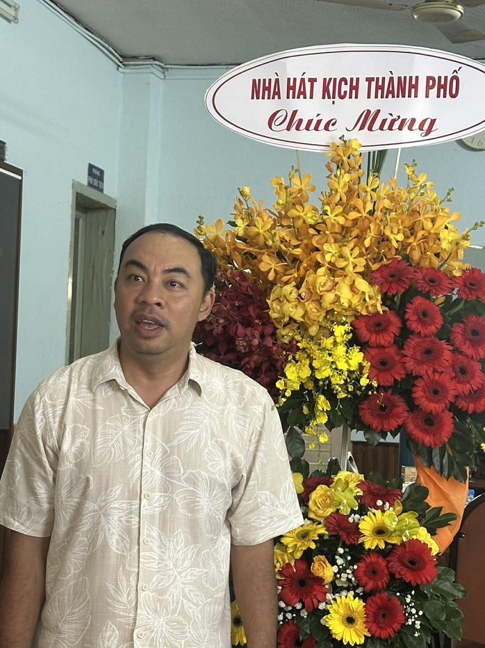 Nghệ sĩ tề tựu chúc mừng Tọa đàm "Kỳ nữ Kim Cương với thoại kịch miền Nam" - Ảnh 2.