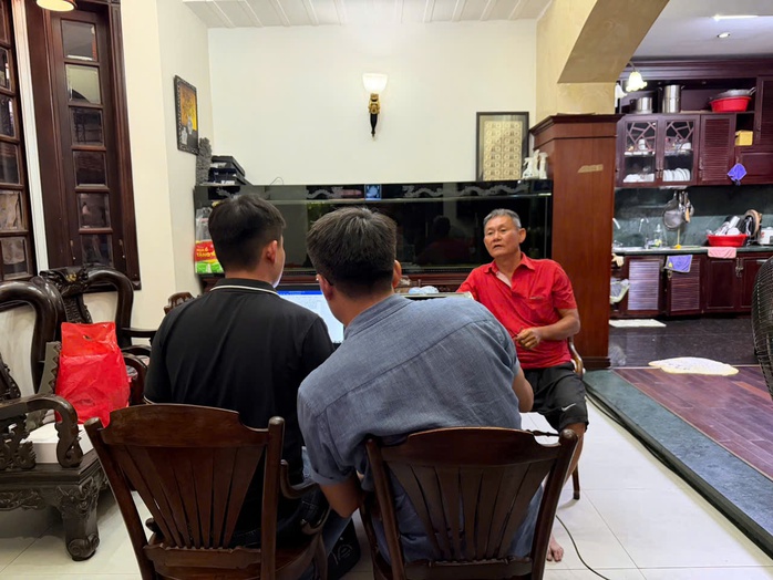 C&ocirc;ng an TPHCM bắt nh&oacute;m b&iacute; mật sản xuất vi&ecirc;n ho&agrave;n m&agrave;u đen  - Ảnh 4.