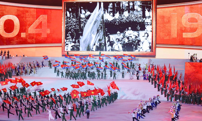 Tổng B&iacute; thư T&ocirc; L&acirc;m dự chương tr&igrave;nh nghệ thuật đặc biệt "Dưới l&aacute; cờ vẻ vang của Đảng" - Ảnh 14.