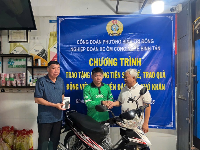 T&agrave;i xế xe &ocirc;m rơi nước mắt v&igrave; được tặng xe m&aacute;y l&agrave;m &ldquo;cần c&acirc;u cơm&rdquo; - Ảnh 1.