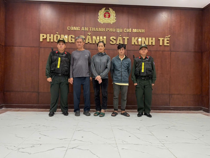 CLIP Bên trong công xưởng "thuốc đông y" Công an TPHCM vừa triệt phá - Ảnh 1.