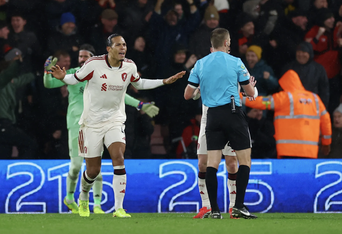 Bournemouth giáng đòn đau phút bù giờ, Liverpool lún sâu khủng hoảng - Ảnh 1.