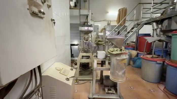 CLIP Bên trong công xưởng "thuốc đông y" Công an TPHCM vừa triệt phá - Ảnh 2.