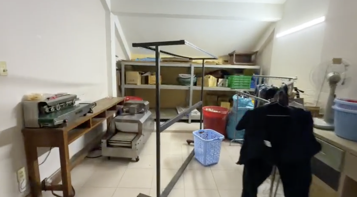 CLIP Bên trong công xưởng "thuốc đông y" Công an TPHCM vừa triệt phá - Ảnh 6.