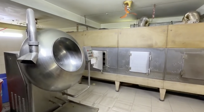 CLIP Bên trong công xưởng "thuốc đông y" Công an TPHCM vừa triệt phá - Ảnh 10.