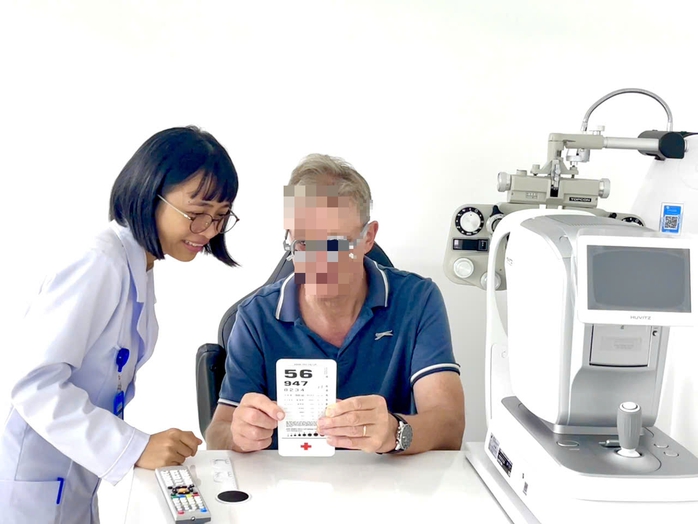 Một người nước ngo&agrave;i bay nửa v&ograve;ng tr&aacute;i đất về Việt Nam chữa đục thủy tinh thể - Ảnh 2.