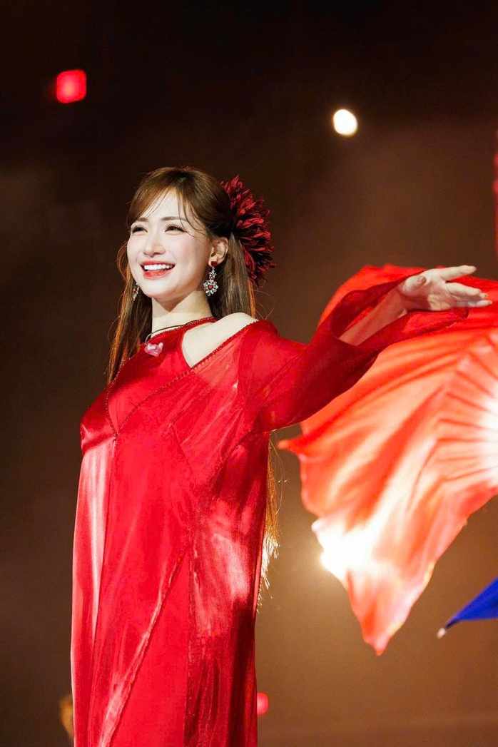 Tiết lộ l&yacute; do H&ograve;a Minzy như 'ngồi tr&ecirc;n đống lửa', chấp nhận b&ugrave; lỗ l&agrave;m Concert  - Ảnh 2.