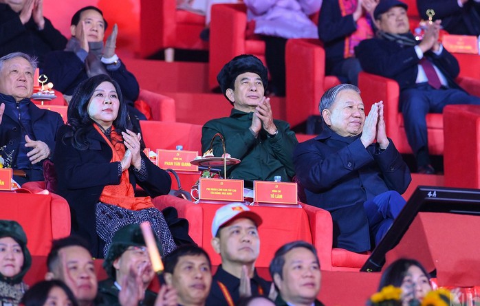 Tổng B&iacute; thư T&ocirc; L&acirc;m dự chương tr&igrave;nh nghệ thuật đặc biệt "Dưới l&aacute; cờ vẻ vang của Đảng" - Ảnh 1.