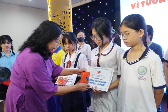 Học sinh, sinh vi&ecirc;n mồ c&ocirc;, khuyết tật nhận học bổng, qu&agrave; Tết sớm - Ảnh 2.