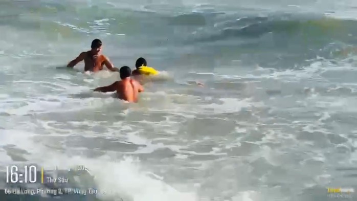 Cứu hộ Vũng Tàu thành công cứu nam du khách khỏi sóng dữ tại bãi Dứa - Ảnh 1. Cứu hộ Vũng Tàu thành công cứu nam du khách khỏi sóng dữ tại bãi Dứa - Ảnh 1.