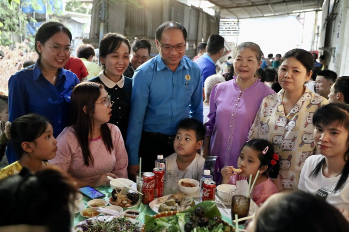 “Bữa cơm Xuân đoàn kết – Tết nghĩa tình” nơi xóm trọ công nhân - Ảnh 4.