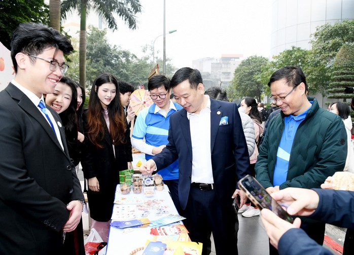 ĐH Kinh tế quốc d&acirc;n c&ocirc;ng bố Bộ nhận diện thương hiệu mới - Ảnh 5.