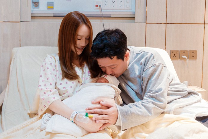 Nh&atilde; Phương sinh con thứ ba, Trường Giang bật kh&oacute;c - Ảnh 3.