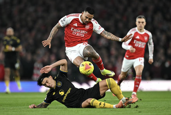 Arsenal thua sốc Man United s&acirc;n nh&agrave;, Ngoại hạng Anh s&ocirc;i sục - Ảnh 2.