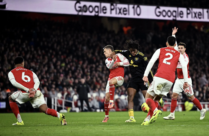 Arsenal thua sốc Man United s&acirc;n nh&agrave;, Ngoại hạng Anh s&ocirc;i sục - Ảnh 5.