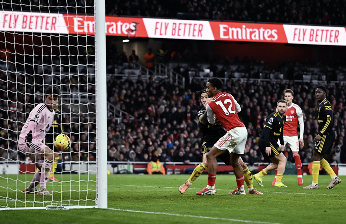 Arsenal thua sốc Man United s&acirc;n nh&agrave;, Ngoại hạng Anh s&ocirc;i sục - Ảnh 3.