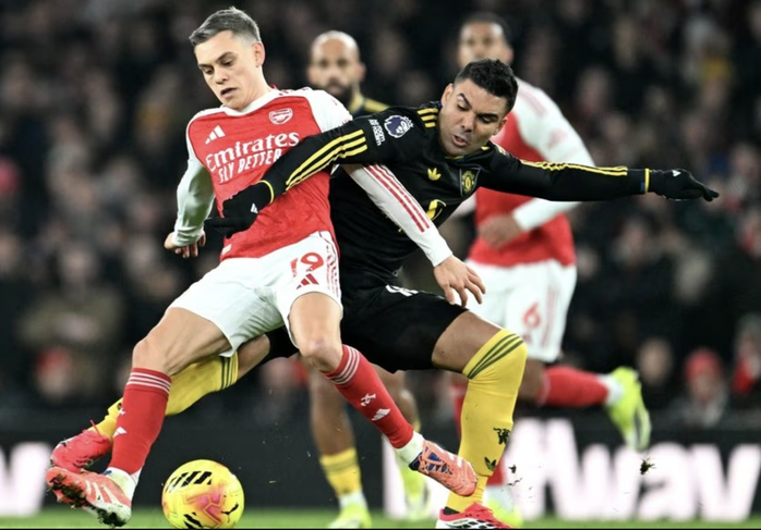 Arsenal thua sốc Man United s&acirc;n nh&agrave;, Ngoại hạng Anh s&ocirc;i sục - Ảnh 1.