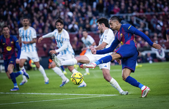 H&agrave;ng c&ocirc;ng b&ugrave;ng nổ, Barcelona so&aacute;n ng&ocirc;i đầu La Liga từ tay Real Madrid - Ảnh 4.