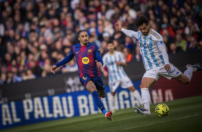 H&agrave;ng c&ocirc;ng b&ugrave;ng nổ, Barcelona so&aacute;n ng&ocirc;i đầu La Liga từ tay Real Madrid - Ảnh 1.