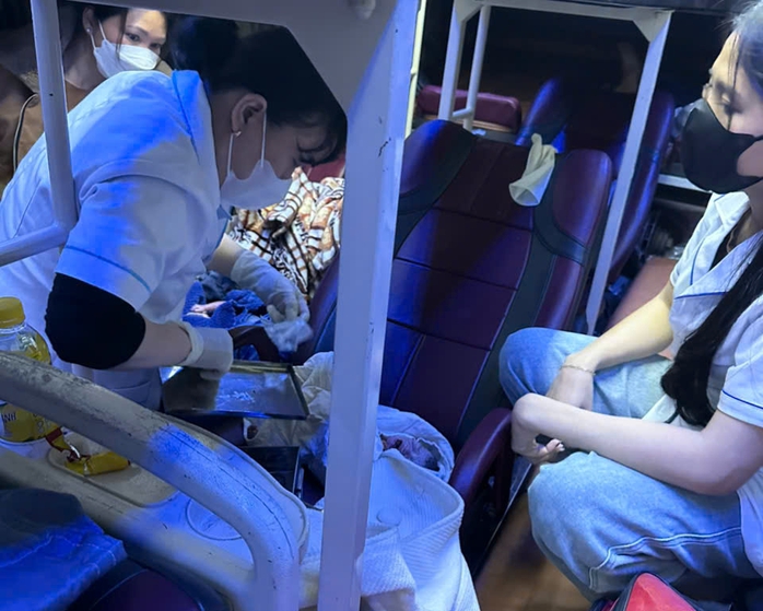 Chuyến xe xuy&ecirc;n đ&ecirc;m trở th&agrave;nh &ldquo;ph&ograve;ng sinh&rdquo; đặc biệt ở Huế - Ảnh 1.