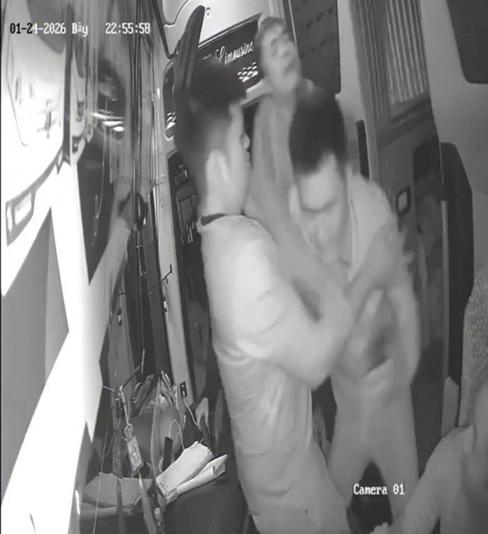 Nh&acirc;n vi&ecirc;n nh&agrave; xe bị đ&aacute;nh d&atilde; man , điều tra vụ tấn c&ocirc;ng tại Đắk Lắk - Ảnh 1.