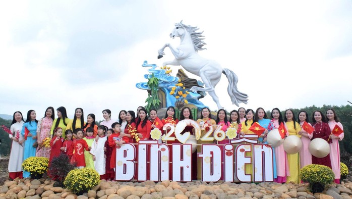 X&atilde; "than trời" trước h&agrave;nh vi check in "kh&ocirc;ng thể chấp nhận" ở đồi Chu&ocirc;ng Gi&oacute; - Ảnh 2.