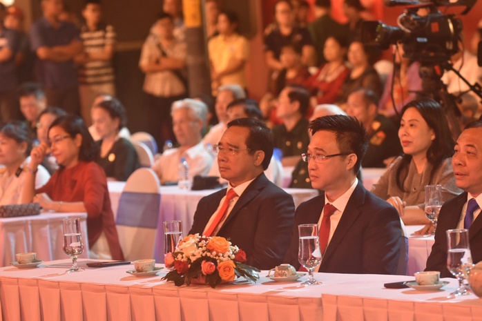 Hoành tráng chương trình nghệ thuật đặc biệt "Ánh sáng niềm tin và khát vọng" - Ảnh 1.