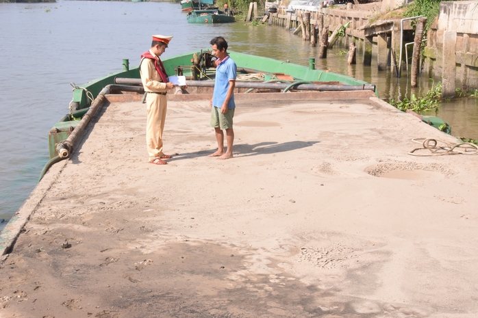 C&ocirc;ng an Đồng Th&aacute;p ph&aacute;t hiện 5 vụ vận chuyển c&aacute;t lậu trong đ&ecirc;m - Ảnh 3.