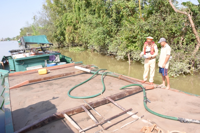 C&ocirc;ng an Đồng Th&aacute;p ph&aacute;t hiện 5 vụ vận chuyển c&aacute;t lậu trong đ&ecirc;m - Ảnh 4.