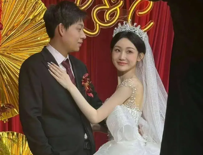 Nữ ca sĩ mạnh tay với l&ugrave;m x&ugrave;m bị "cắm sừng", chồng ph&ocirc;ng bạt - Ảnh 3.