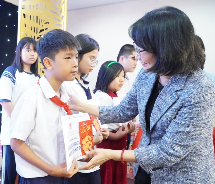 Học sinh, sinh vi&ecirc;n mồ c&ocirc;, khuyết tật nhận học bổng, qu&agrave; Tết sớm - Ảnh 1.