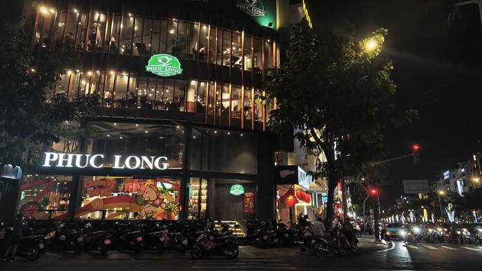 Quán ăn , cà phê TPHCM đông nghẹt trước Tết: Nguyên nhân và xu hướng tiêu dùng - Ảnh 4. Quán ăn , cà phê TPHCM đông nghẹt trước Tết: Nguyên nhân và xu hướng tiêu dùng - Ảnh 4.