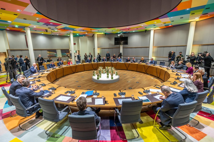 Cuộc chơi kh&ocirc;ng c&acirc;n xứng - Ảnh 1.