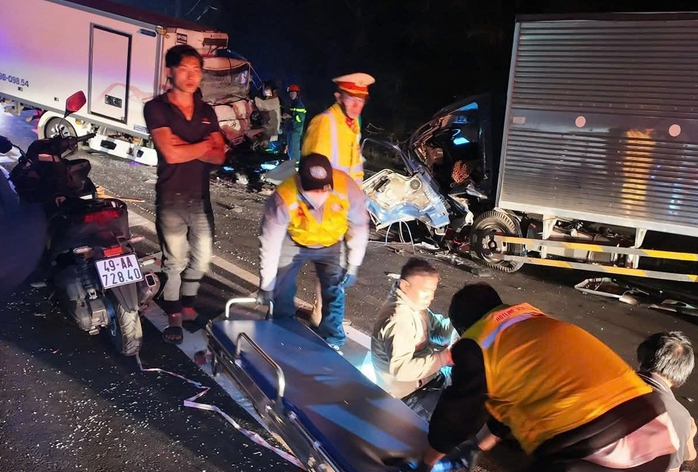 L&acirc;m Đồng: Xe tải đấu đầu, 2 người tử vong - Ảnh 1.