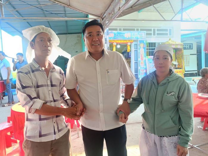 Vụ 2 mẹ con bị người đ&agrave;n &ocirc;ng 70 tuổi s&aacute;t hại: Thăm hỏi, động vi&ecirc;n gia đ&igrave;nh - Ảnh 1.